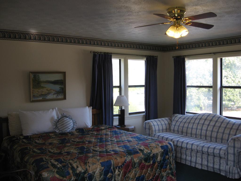 White Columns Motel Pine Mountain  Bilik gambar